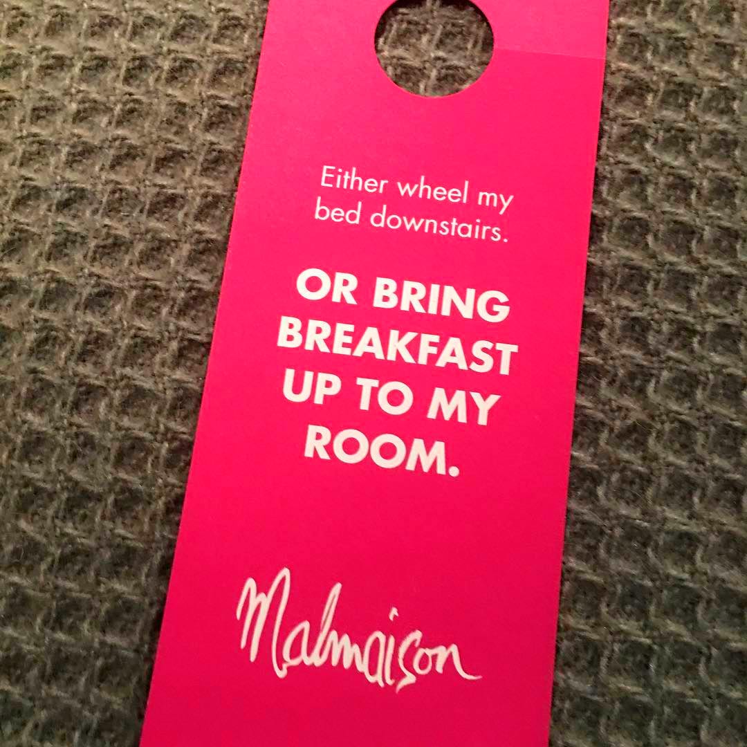 Ненавязчивая просьба к персоналу отеля принести завтрак в постель или отнести постель с постояльцем на завтрак